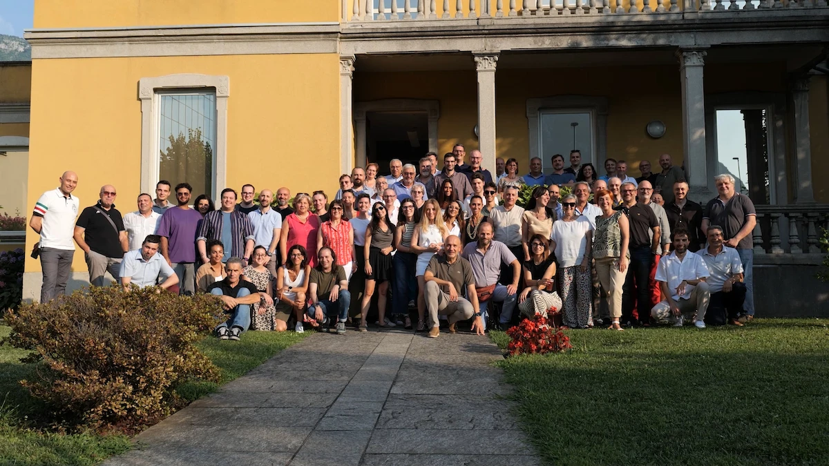 Foto di gruppo del team Agomir presso la sede storica di Lecco